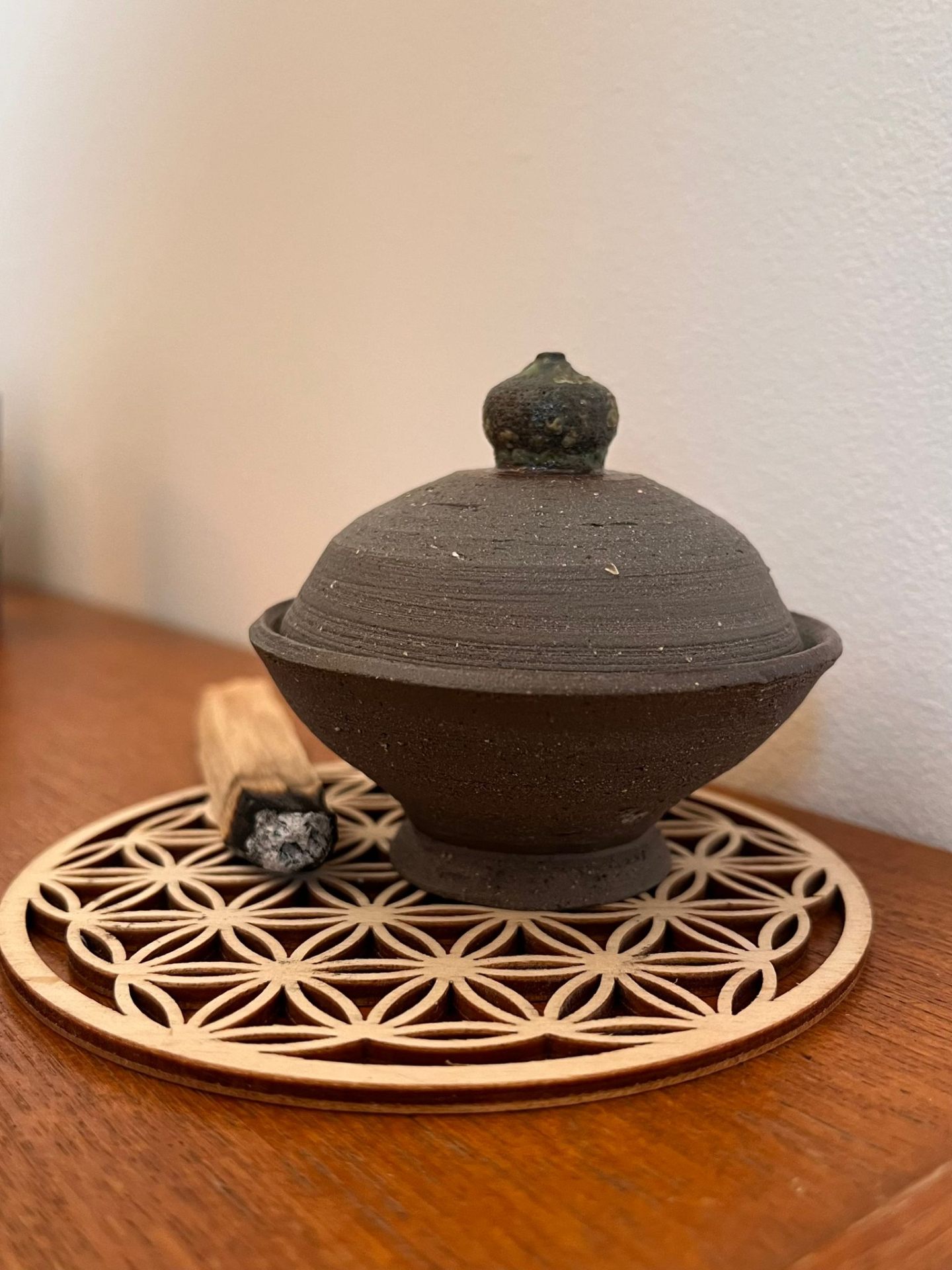 Coupelle en céramique et bâton de palo santo, atmosphère d'hypnose thérapeutique