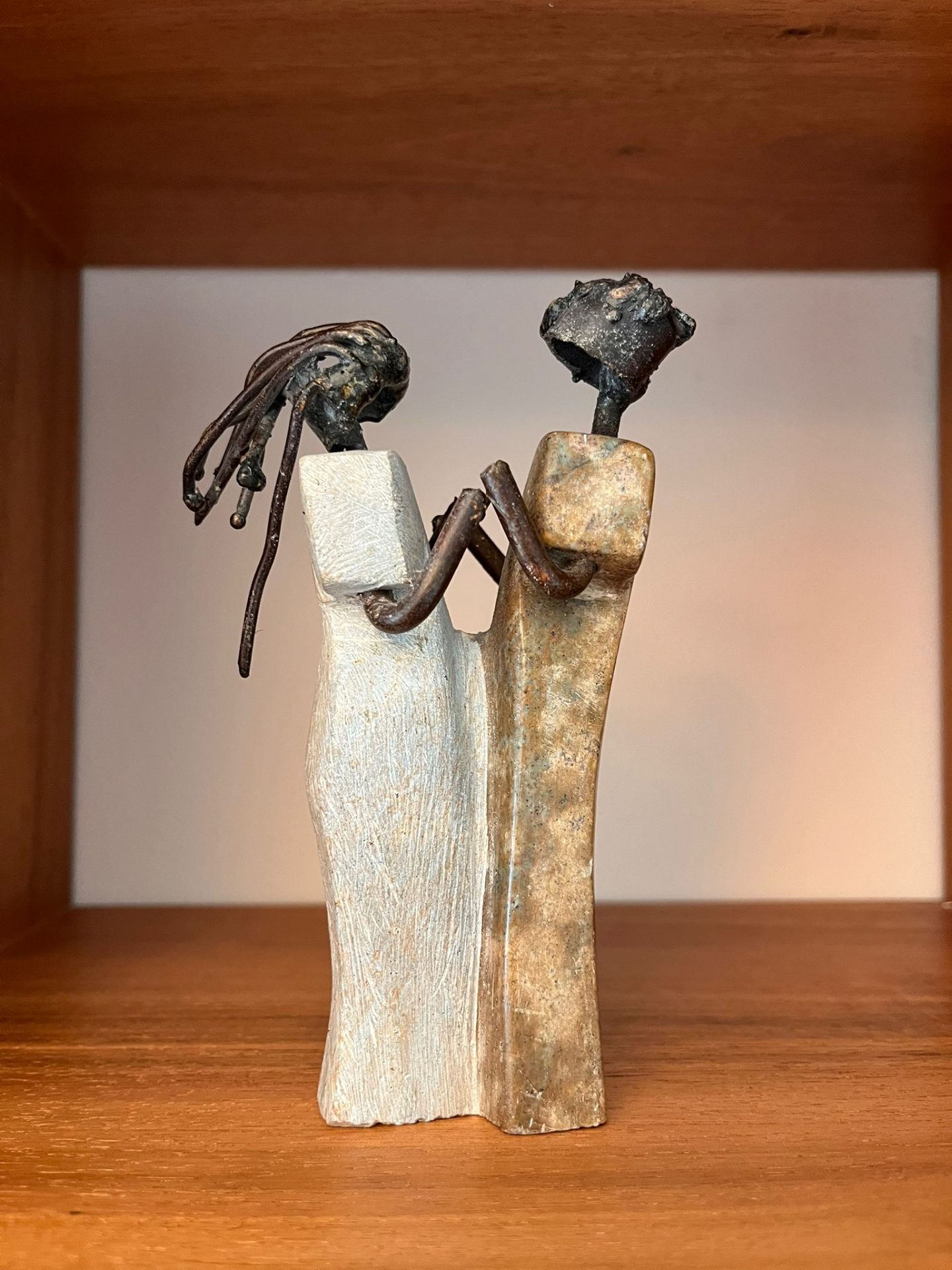 Sculpture de couple en pierre symbolisant la relation et le lien